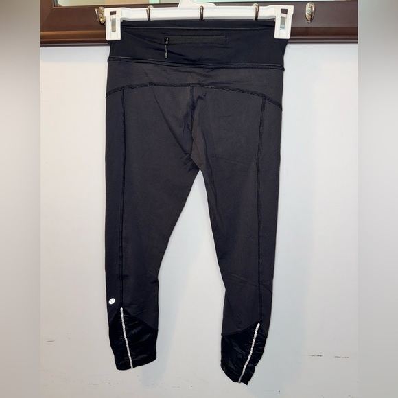 Lululemon Black and Grey Cropped Pinstriped Athletic Leggings Size 4 - Picture 4 of 10